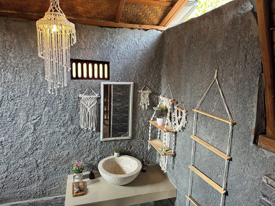 Cottage | Bathroom | Shower, free toiletries, slippers, bidet