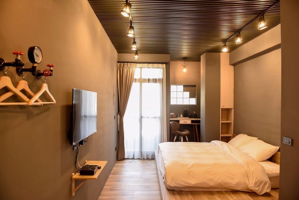 Senior Double Room, 1 Queen Bed | Premium bedding, down comforters, individually decorated, desk