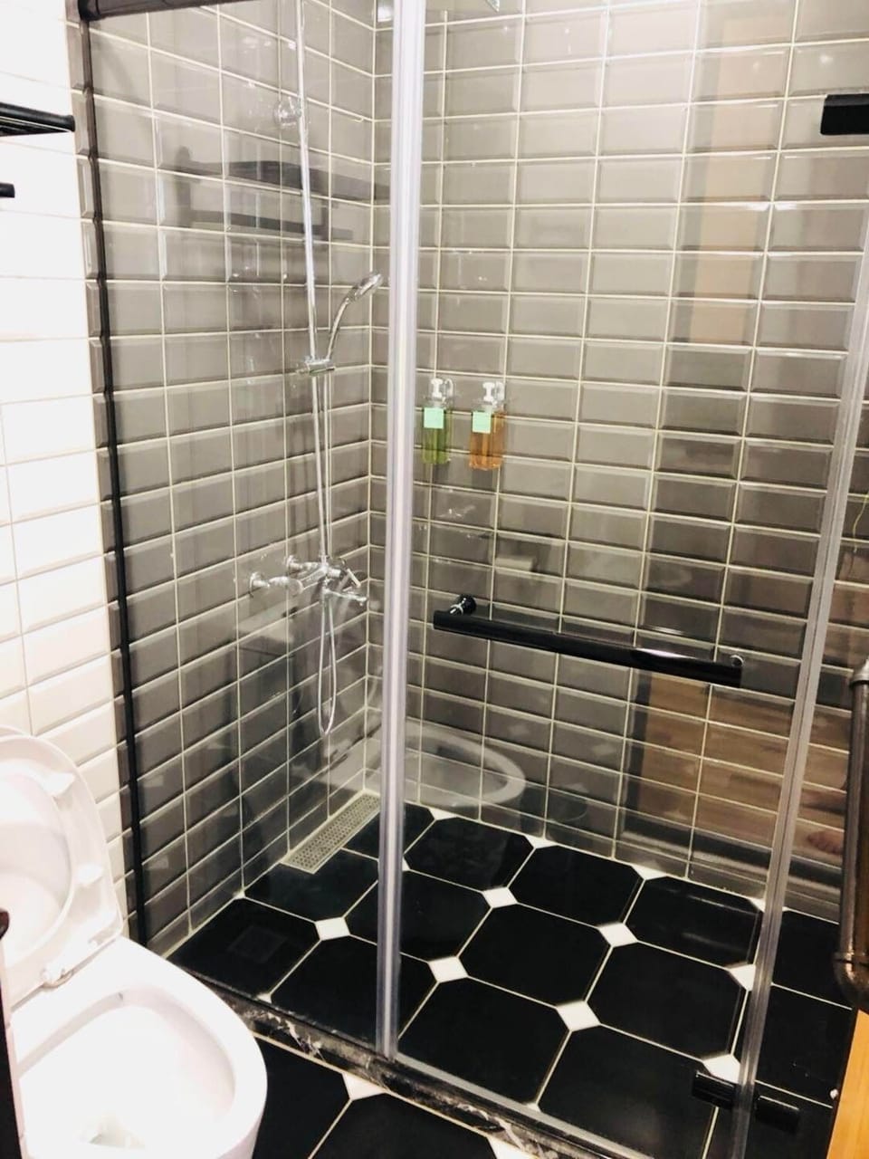 Signature Double Room, 1 Queen Bed | Bathroom | Shower, hydromassage showerhead, free toiletries, hair dryer