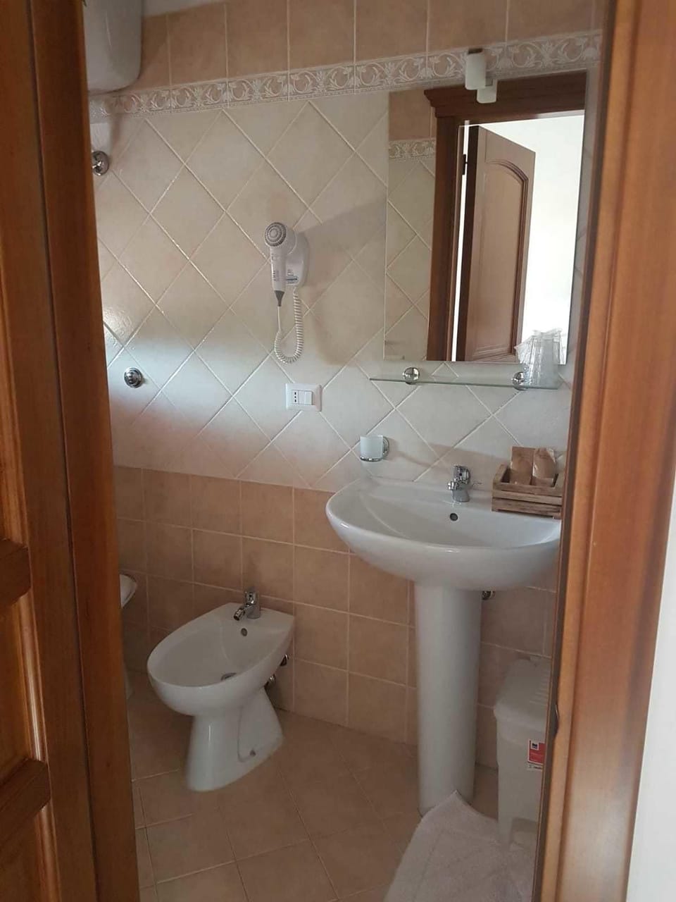 Shower, rainfall showerhead, free toiletries, hair dryer