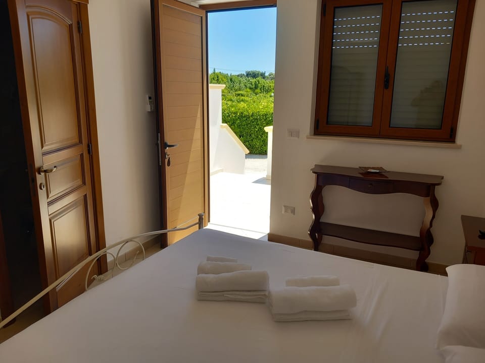 Classic Double Room, Garden View | Bed sheets