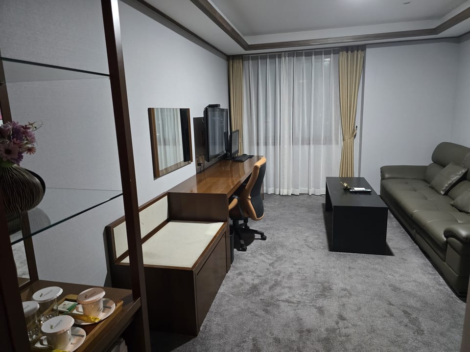 Royal Suite | Living room | Flat-screen TV, heated floors