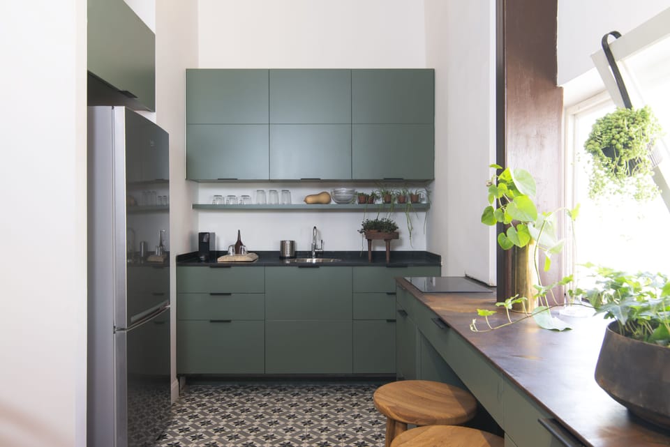 Full-size fridge, microwave, stovetop, cookware/dishes/utensils