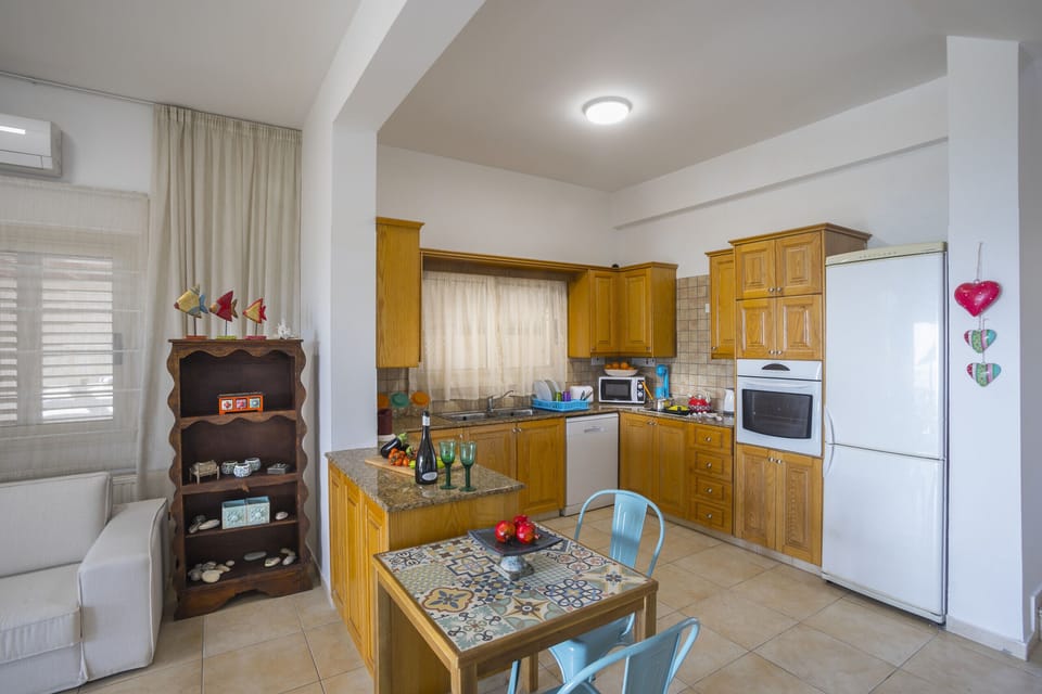 Coffee/tea maker, full-size fridge, microwave, oven
