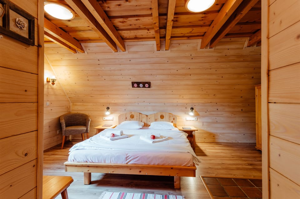Romantic Room | Hypo-allergenic bedding, soundproofing, cribs/infant beds, free WiFi