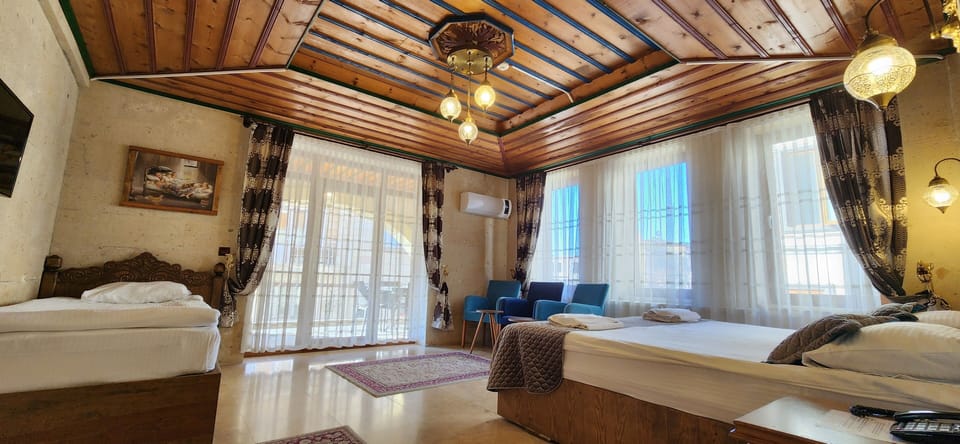 Deluxe Cift Kisilik Oda - Balkonlu | Desk, blackout drapes, soundproofing, iron/ironing board