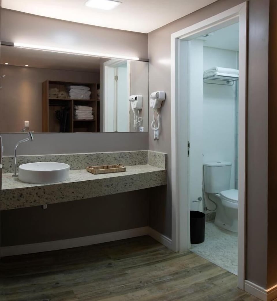 Executivo Queen  | Bathroom | Shower, free toiletries, hair dryer, towels