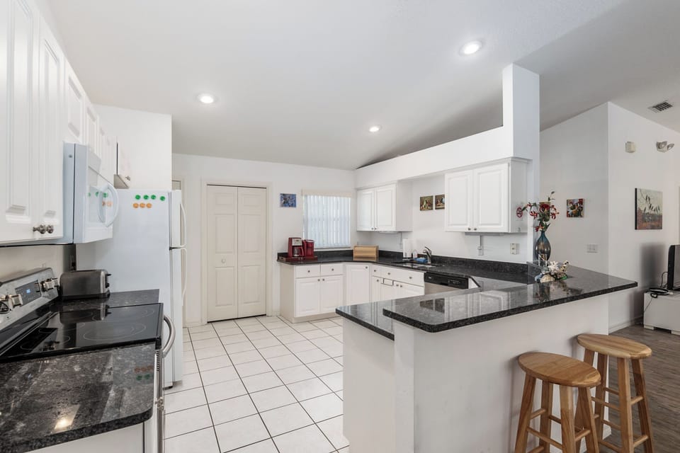 House | Private kitchen | Coffee/tea maker, fridge, microwave, oven