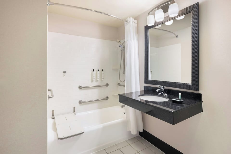 Room, 1 King Bed, Hearing Accessible (Accessible Bathtub) | Bathroom | Combined shower/tub, free toiletries, hair dryer, towels