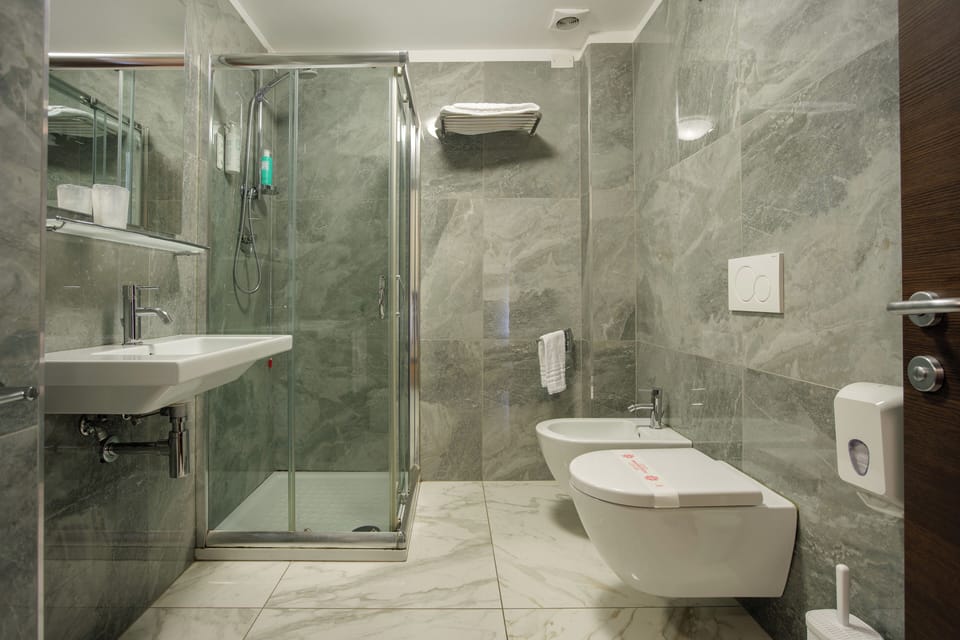 Shower, free toiletries, hair dryer, bidet