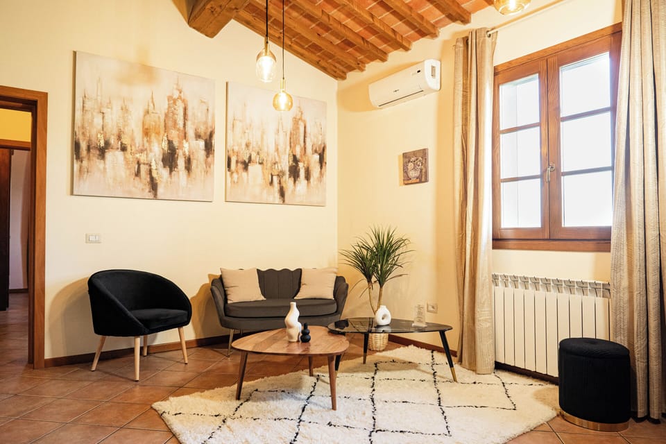Traditional Suite | Living area | Flat-screen TV