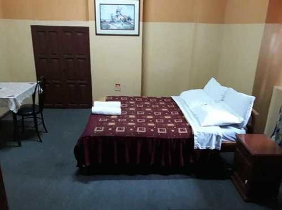 Economy Double Room, 1 King Bed, Non Smoking | In-room safe, desk, WiFi (free)