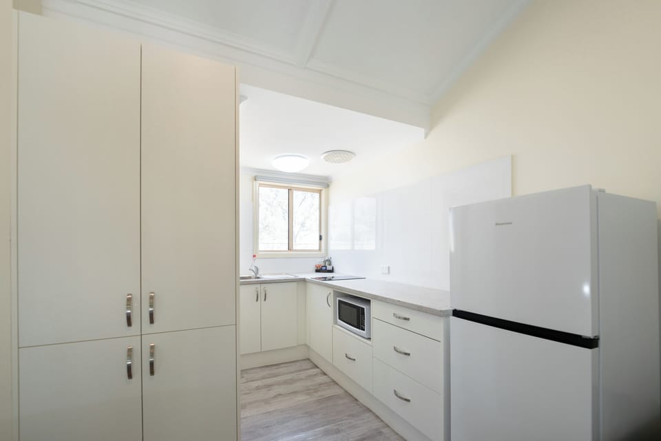 Cabin (Sleeps 2) | Private kitchenette | Fridge, microwave, stovetop, electric kettle