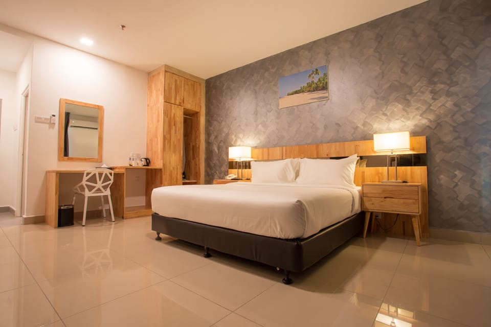 Deluxe Double Room, 1 King Bed | In-room safe, desk, iron/ironing board, free WiFi