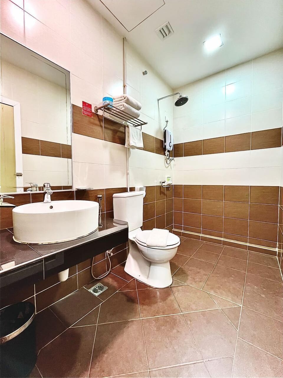 Shower, free toiletries, bidet, towels