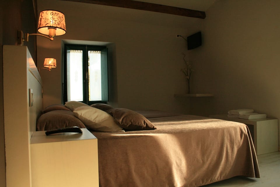 Double Room, Private Bathroom | Desk, blackout drapes, free cribs/infant beds, rollaway beds