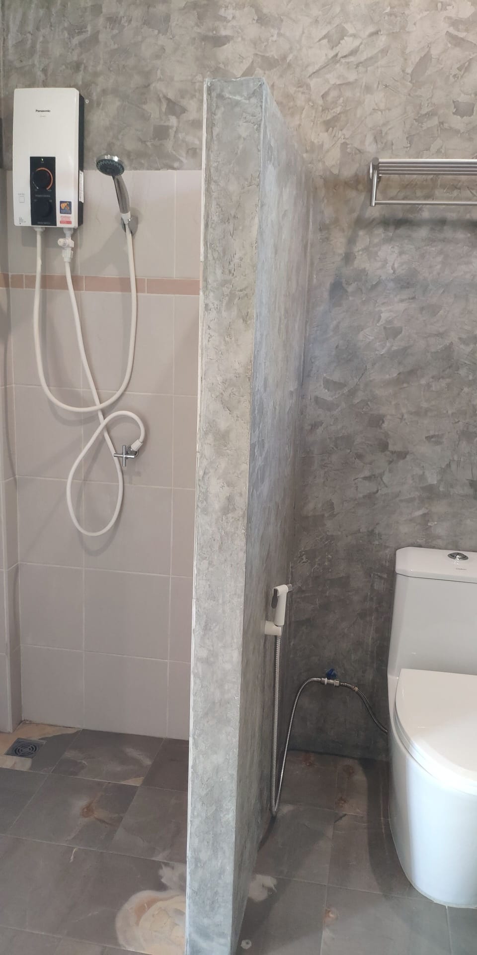 Deluxe | Bathroom | Shower, towels, soap, shampoo