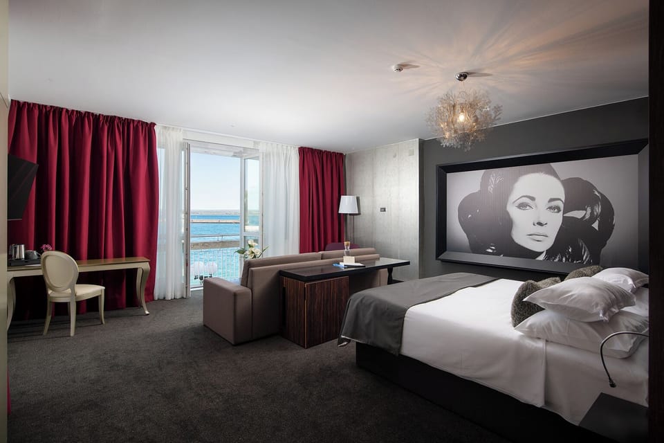 Superior Double Room, Sea View | 1 bedroom, minibar, in-room safe, desk