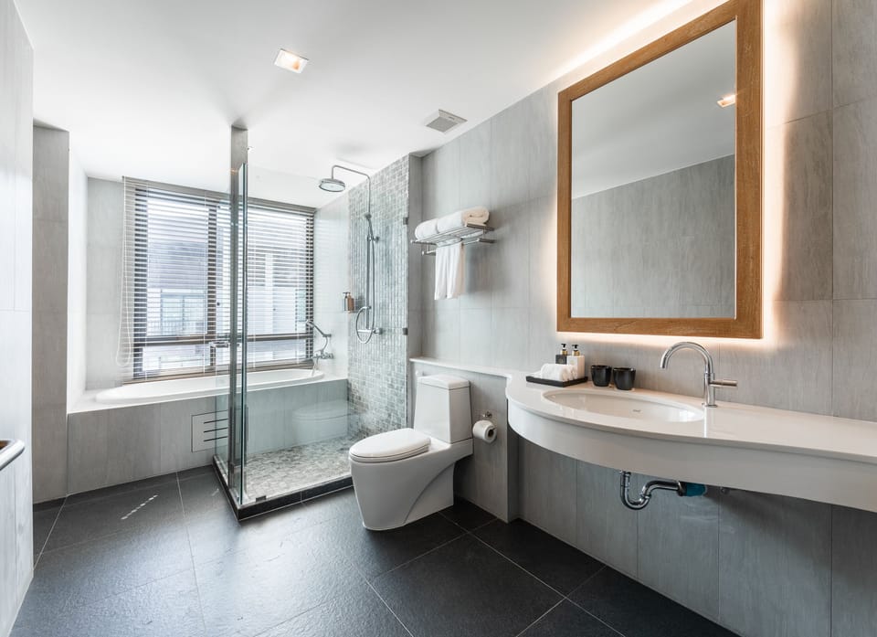 Two Bedroom Suite River View | Bathroom | Free toiletries, hair dryer, bathrobes, slippers