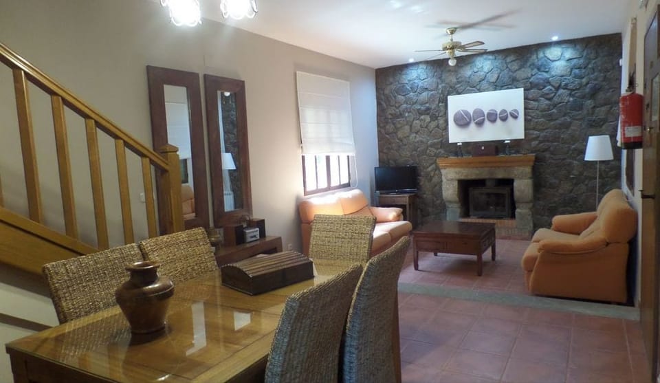 Classic Cottage, 3 Bedrooms, Private Pool | Living room | TV, fireplace