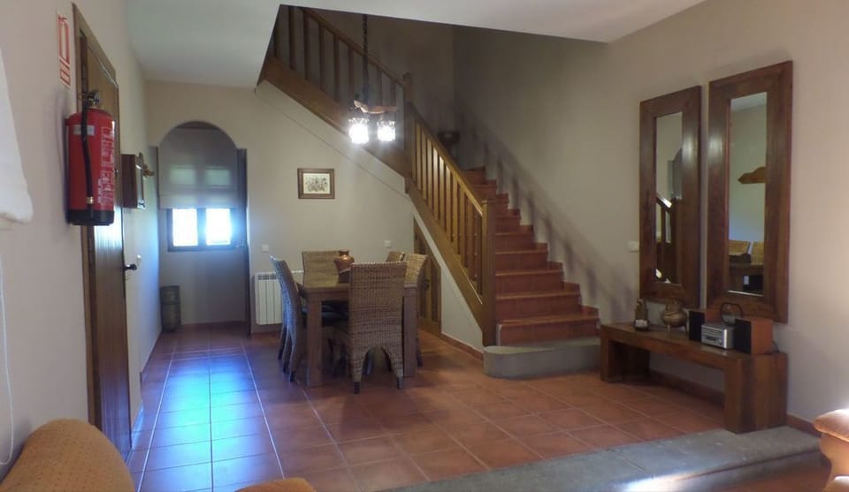 Classic Cottage, 3 Bedrooms, Private Pool | In-room dining
