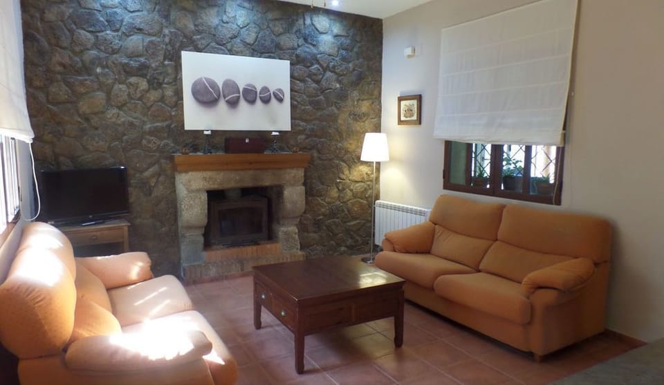 Classic Cottage, 3 Bedrooms, Private Pool | Living room | TV, fireplace