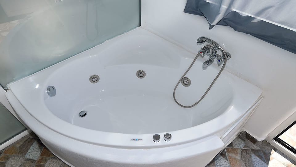 Deluxe Studio Suite | Private spa tub