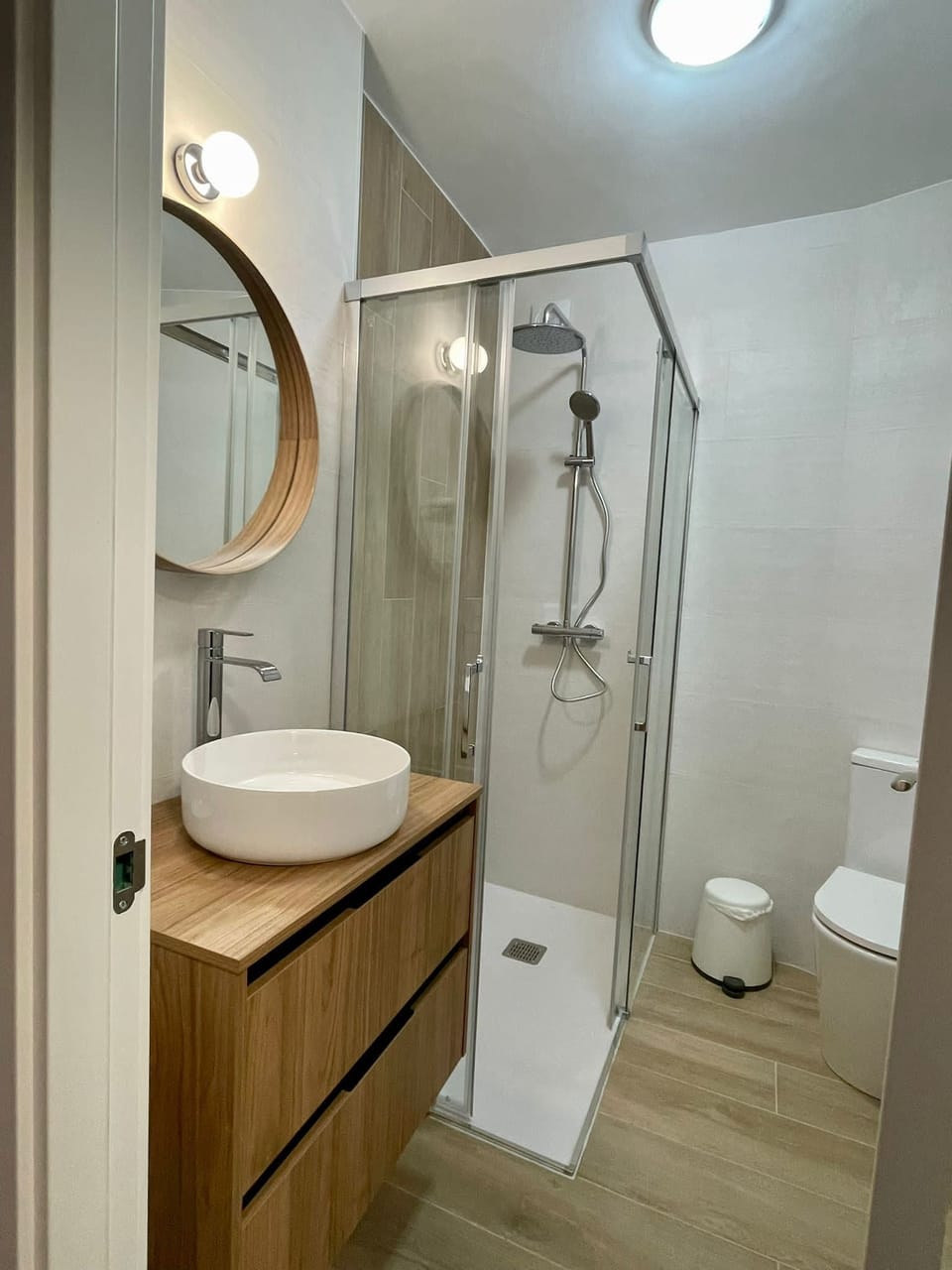 Triple Room | Bathroom | Bathtub, free toiletries, hair dryer, towels