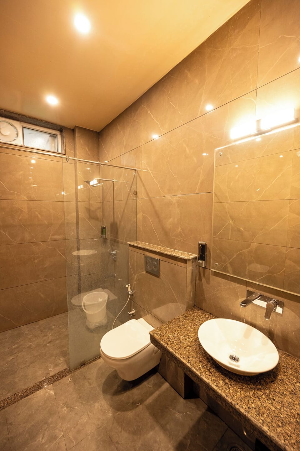 Oak Room | Bathroom | Shower, rainfall showerhead, free toiletries, towels