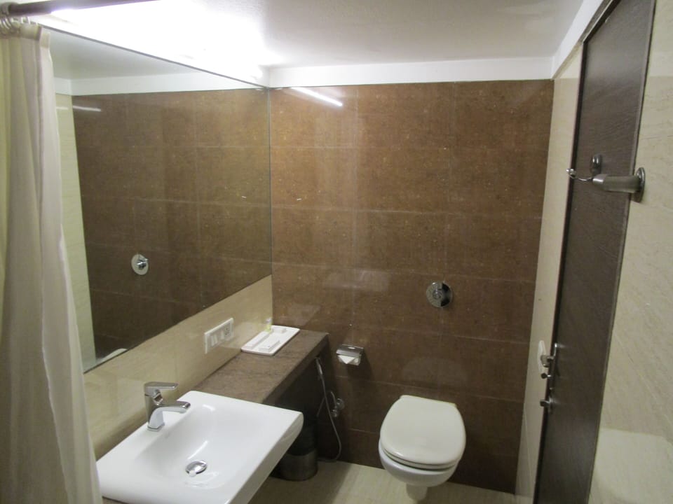 Elite Room, 1 Double or 2 Twin Beds | Bathroom | Shower, rainfall showerhead, free toiletries, towels