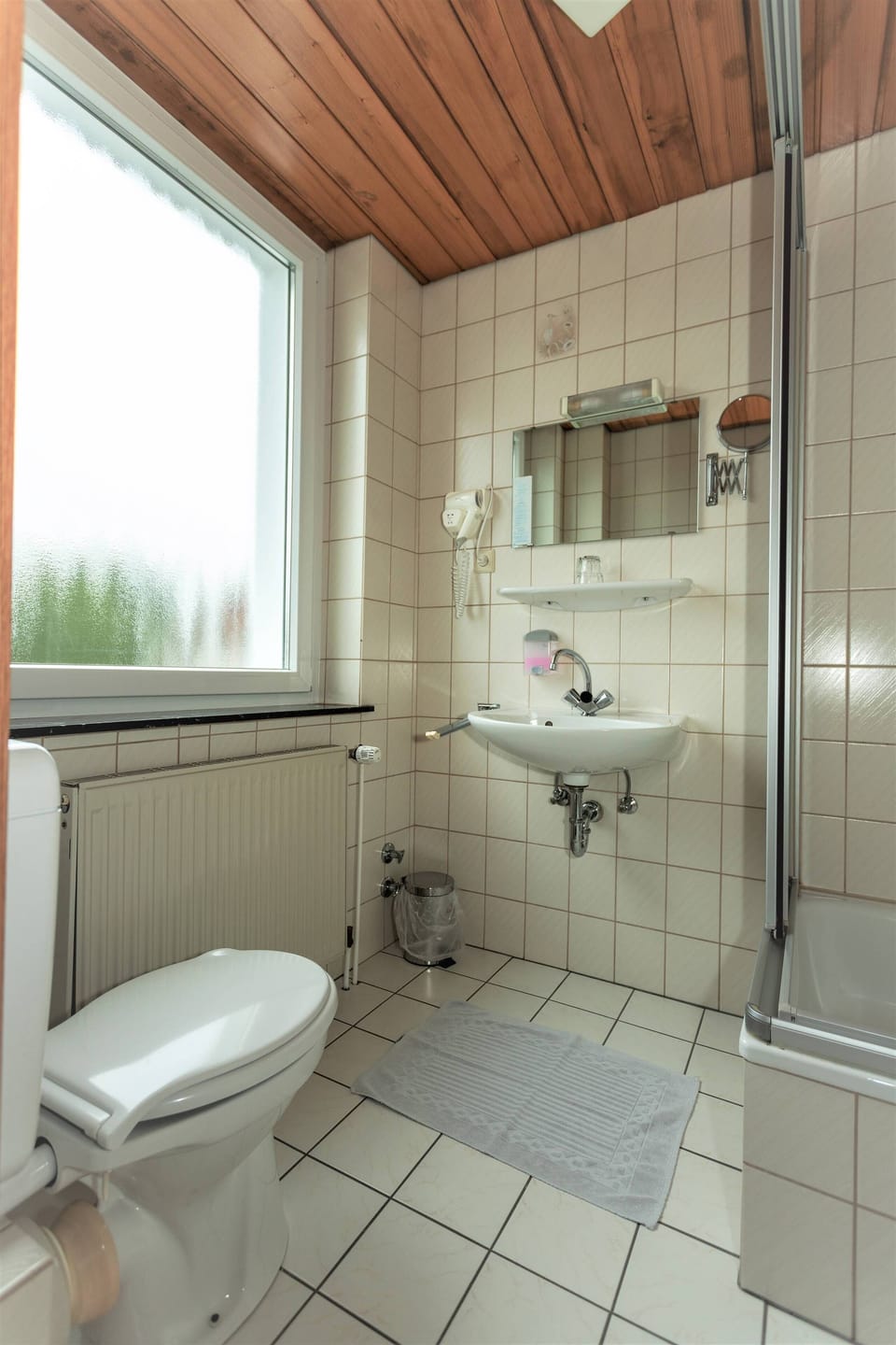 Single Room | Bathroom | Shower, hair dryer, towels, shampoo