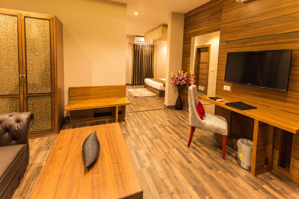 Vesta Suite | Private kitchenette | Coffee/tea maker, electric kettle, dining tables