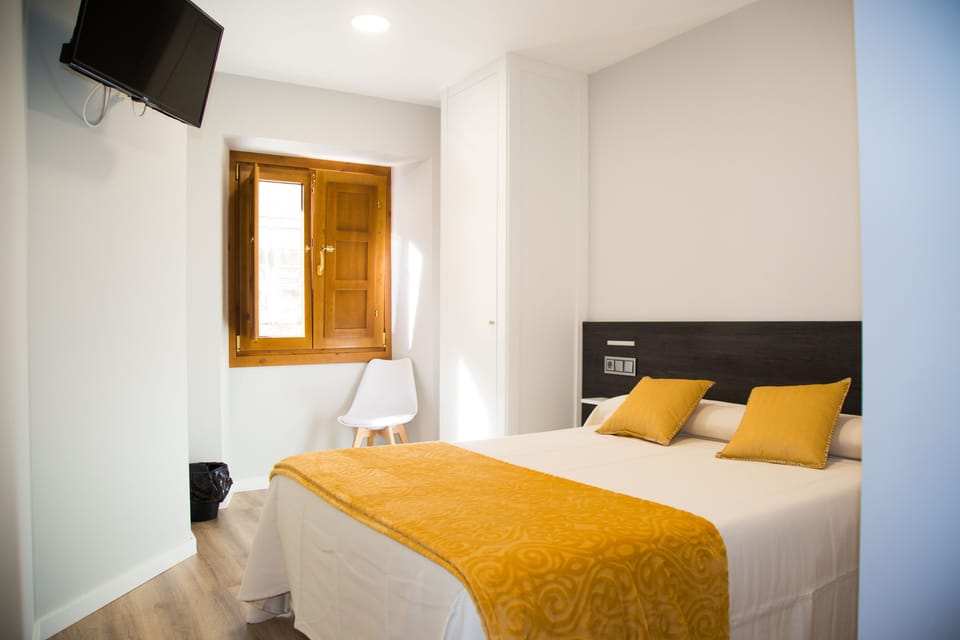 Single Room, 1 Double Bed | In-room safe, individually decorated, individually furnished, desk