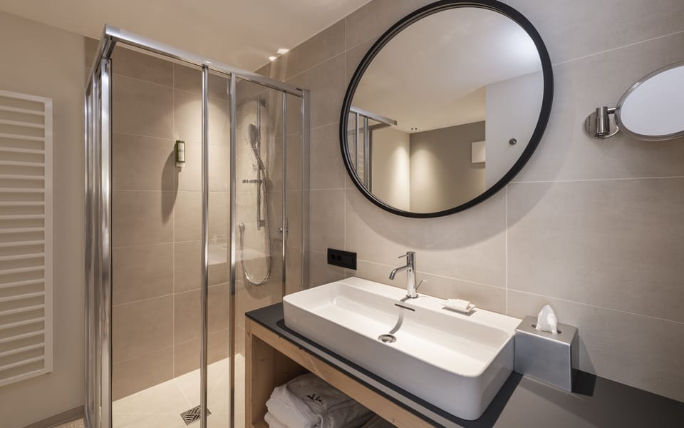Deluxe Double or Twin Room | Bathroom | Shower, free toiletries, hair dryer, bathrobes