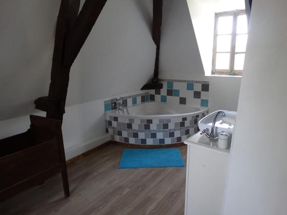 Double Room, 1 Double Bed, Non Smoking | Bathroom | Shower, free toiletries, towels