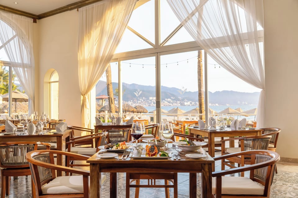 4 restaurants; breakfast, lunch, and dinner served