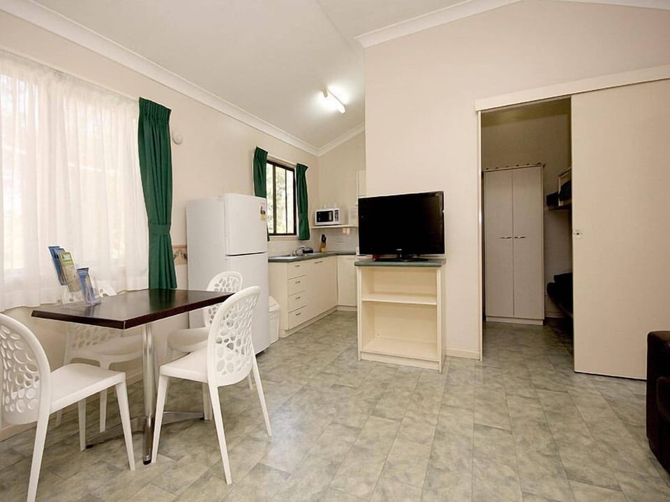 Family Suite, 2 Bedrooms, Non Smoking, Kitchen (Family Cabin) | WiFi (free)