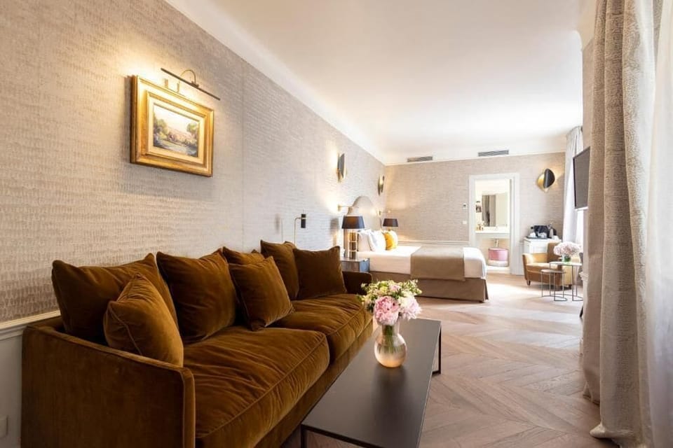 Deluxe Suite | Premium bedding, minibar, in-room safe, individually decorated