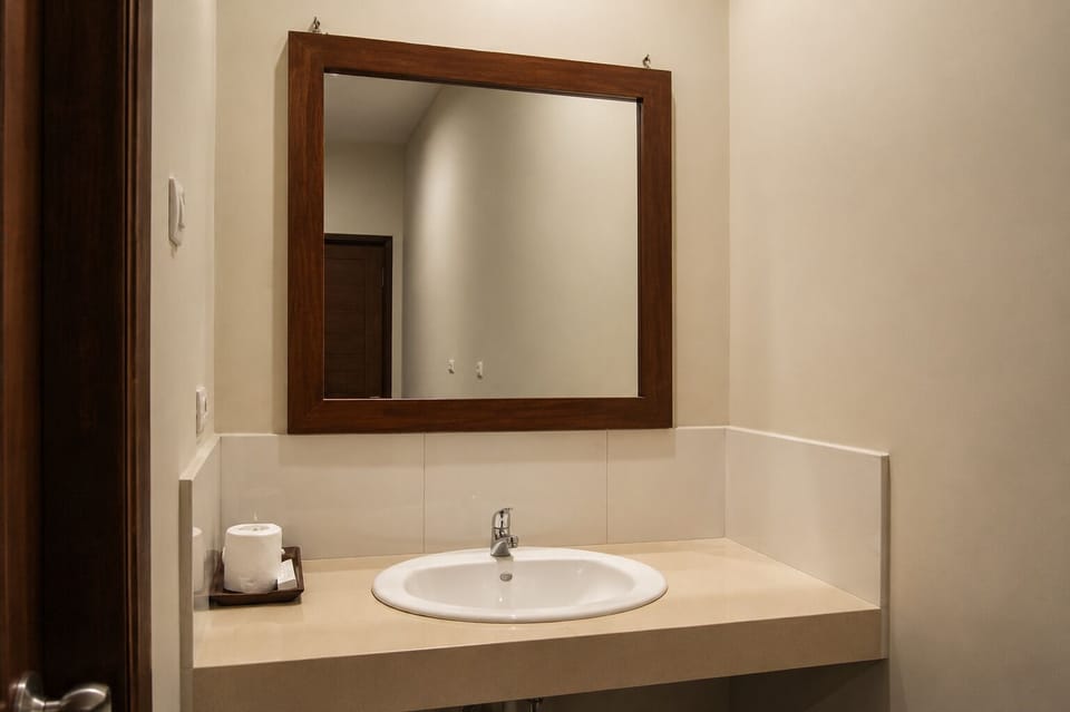 Shower, free toiletries, towels