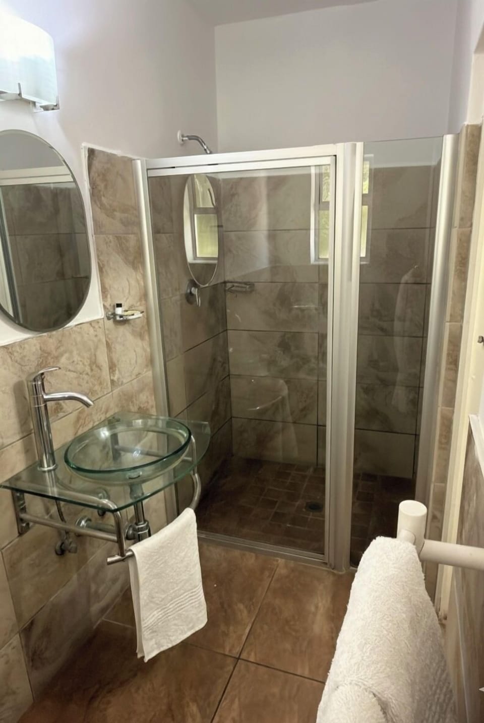 Standard Room, 1 Double Bed, Non Smoking | Bathroom | Free toiletries, towels, soap, shampoo