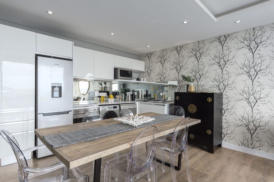 Comfort Apartment, 1 King Bed, Non Smoking | Private kitchenette | Fridge, microwave, oven, stovetop