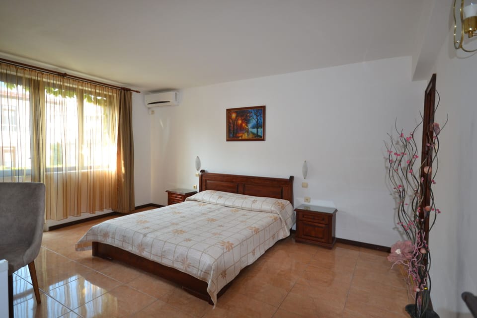 Double Room | Desk, iron/ironing board, free WiFi, bed sheets