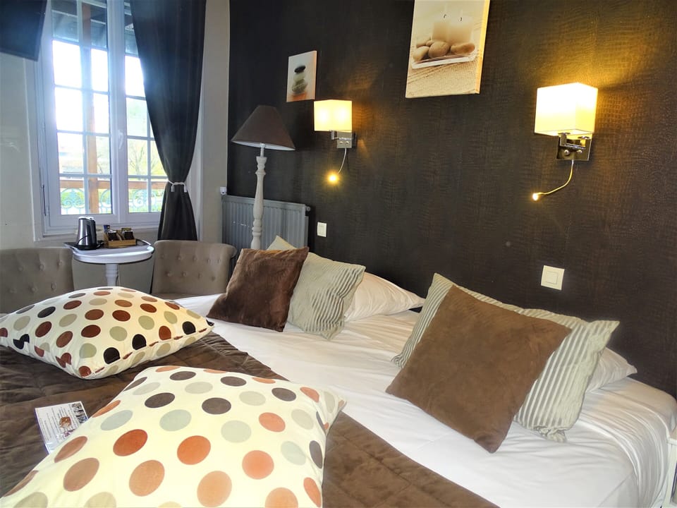 Comfort Double Room | Desk, blackout drapes, soundproofing, free WiFi