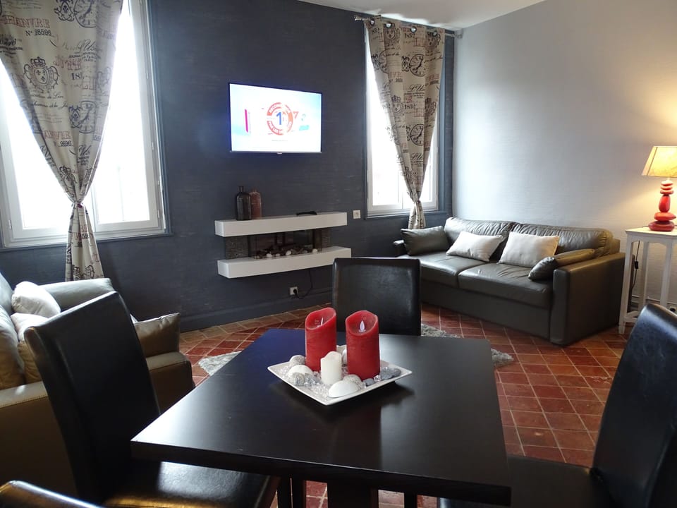 Family Room | Desk, blackout drapes, soundproofing, free WiFi