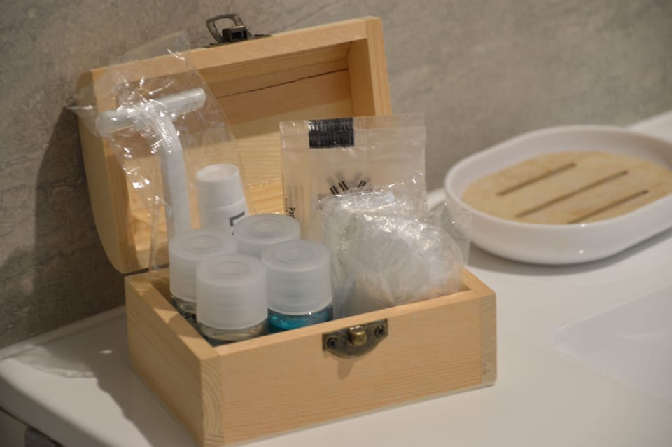 Shower, rainfall showerhead, free toiletries, hair dryer