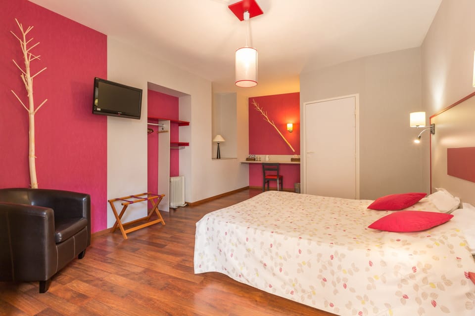 Standard Double Room | Desk, free cribs/infant beds, rollaway beds, WiFi