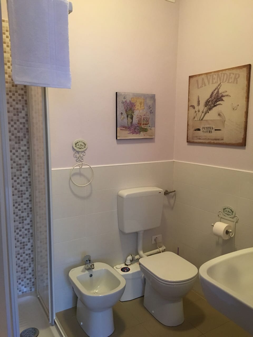 Romantic Room | Bathroom | Free toiletries, hair dryer, bidet, towels