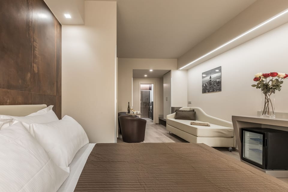 Minibar, desk, soundproofing, cribs/infant beds
