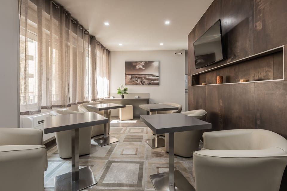 Deluxe Single Room | Lobby sitting area