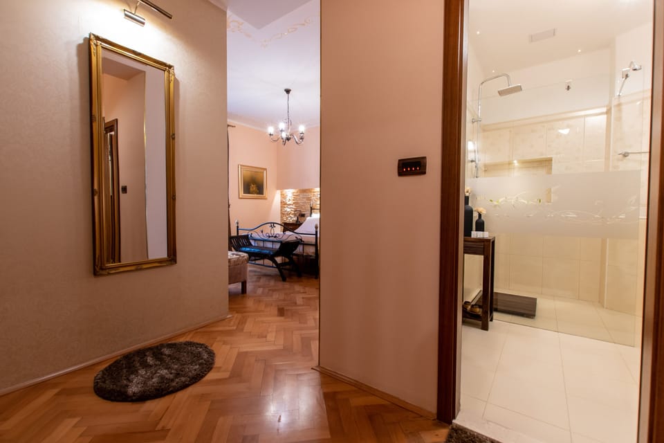 Deluxe Double Room | Minibar, in-room safe, individually decorated, individually furnished